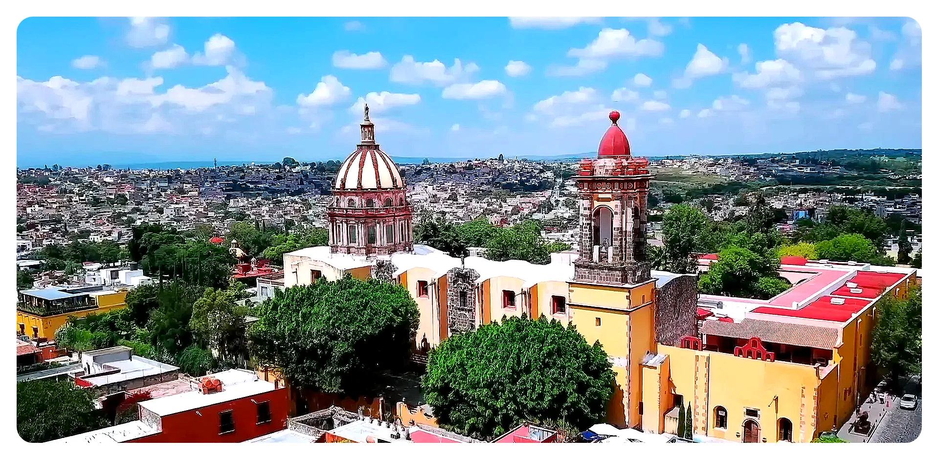 Colonial streets and colorful buildings in San Miguel de Allende