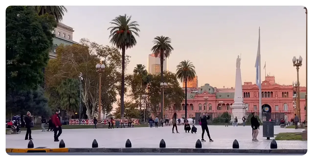 Street dancers performing tango in colourful Buenos Aires barrio